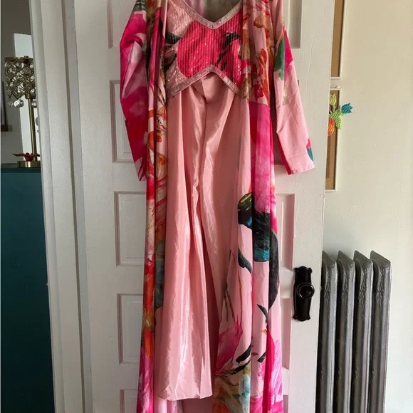 Floral Pink Women's Crepe Silk Kurta Set - Picture 4 of 9